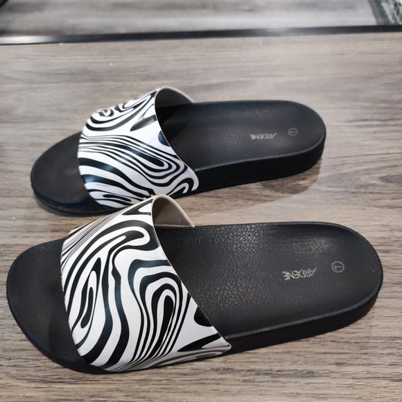 Ardene slippers black and white non-figurative  print women's size 7 - Picture 2 of 6